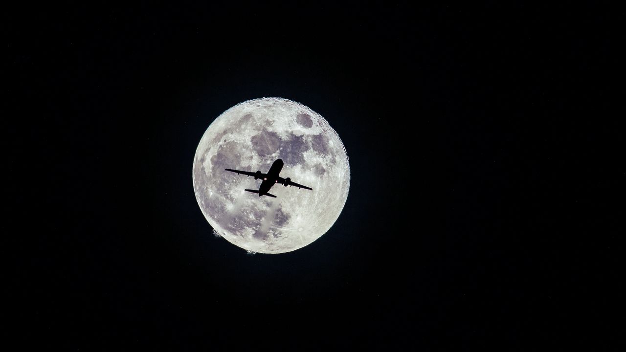 airplane_moon_flight_124445_1280x720.jpg
